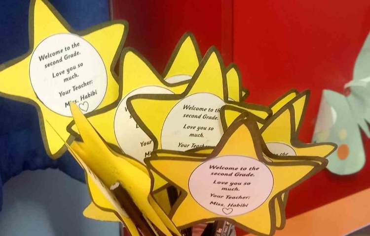 اهدای هدیه های زبان برای خوشامدگویی به دانش آموزان عزیز