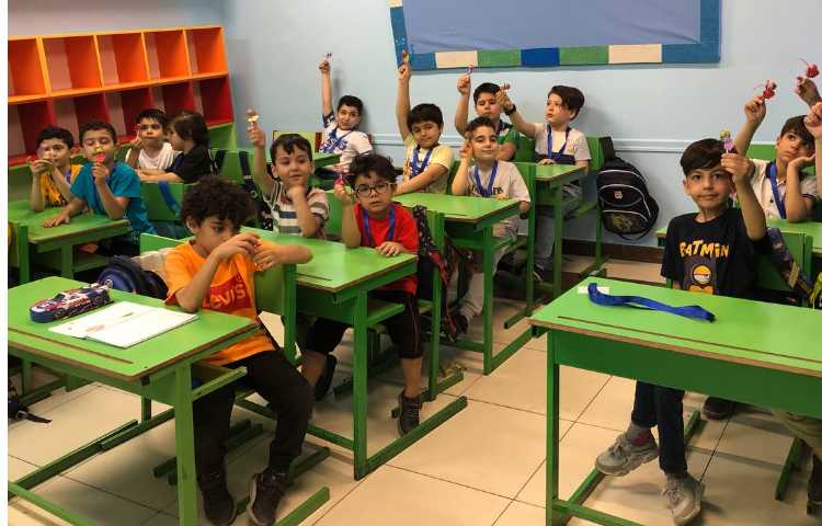 اهدای هدیه های شروع پایگاه تابستانی به دانش آموزان عزیز 1