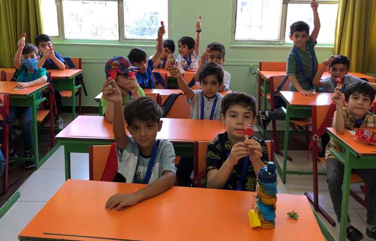 اهدای هدیه های شروع پایگاه تابستانی به دانش آموزان عزیز 1