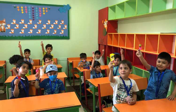 اهدای هدیه های شروع پایگاه تابستانی به دانش آموزان عزیز 1