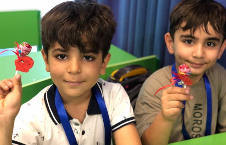 اهدای هدیه های شروع پایگاه تابستانی به دانش آموزان عزیز 2