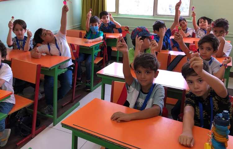 اهدای هدیه های شروع پایگاه تابستانی به دانش آموزان عزیز 2