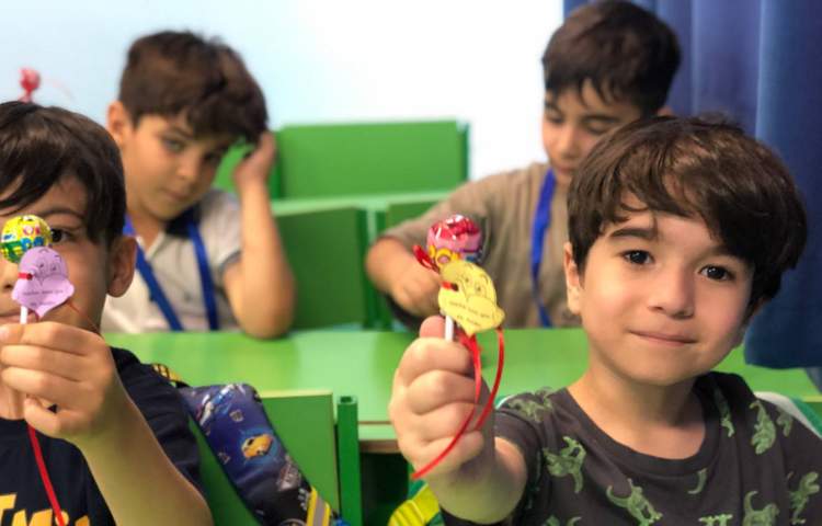 اهدای هدیه های شروع پایگاه تابستانی به دانش آموزان عزیز 3