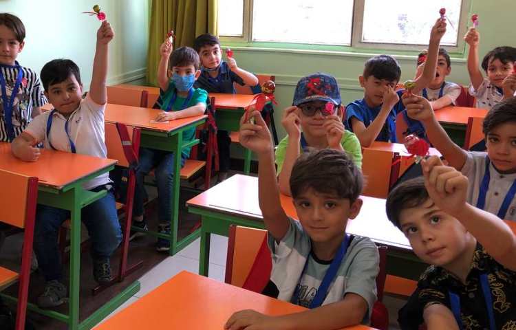 اهدای هدیه های شروع پایگاه تابستانی به دانش آموزان عزیز 3