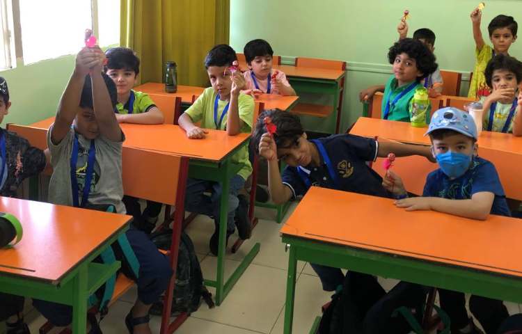 اهدای هدیه های شروع پایگاه تابستانی به دانش آموزان عزیز 3