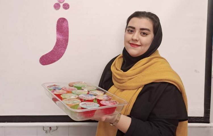 اهدای ژله به دانش‌آموزان از طرف مدیریت دبستان 1