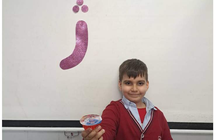 اهدای ژله به دانش‌آموزان از طرف مدیریت دبستان 2