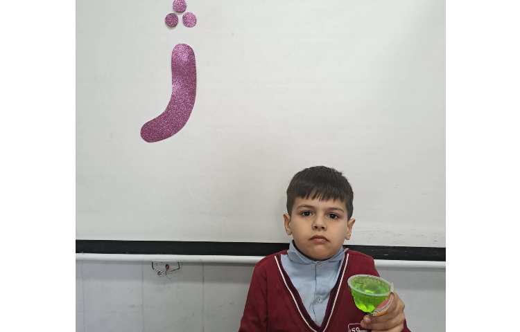 اهدای ژله به دانش‌آموزان از طرف مدیریت دبستان 3