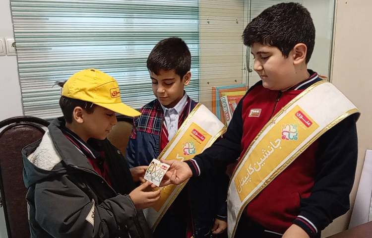 اهدای کارت امتیاز به اعضای گروه زرد 1