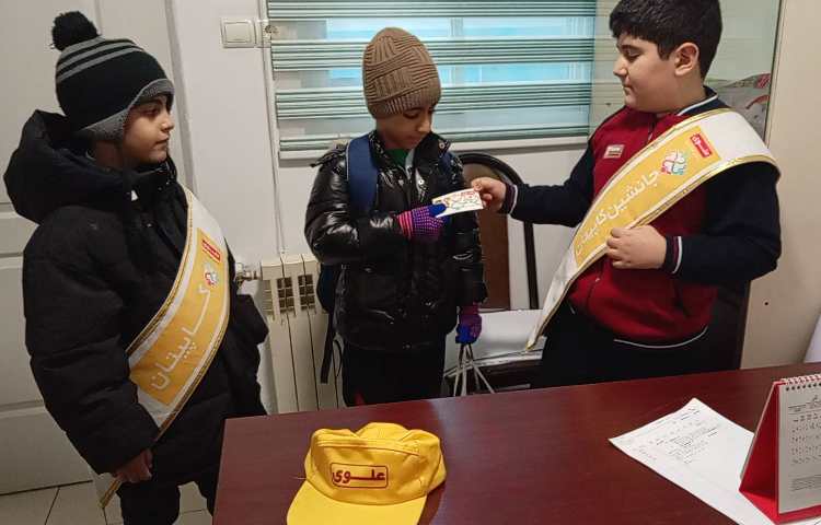 اهدای کارت امتیاز به اعضای گروه زرد 2