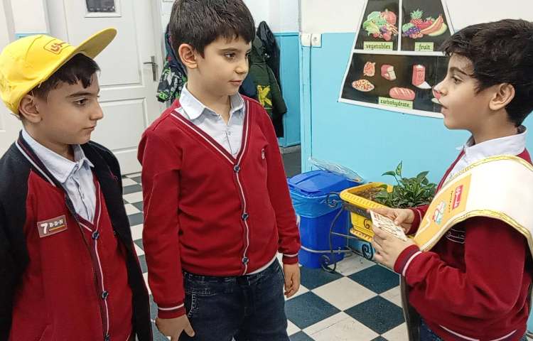 اهدای کارت امتیاز به اعضای گروه زرد 3