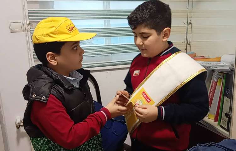 اهدای کارت امتیاز به اعضای گروه زرد 3