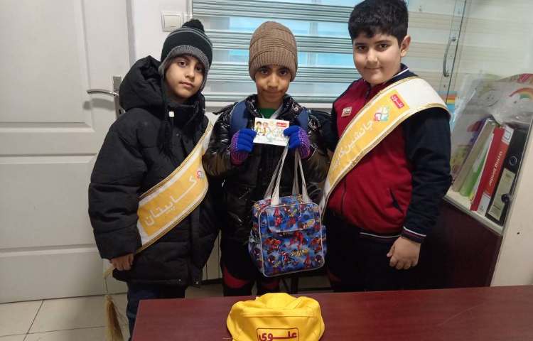 اهدای کارت امتیاز به اعضای گروه زرد