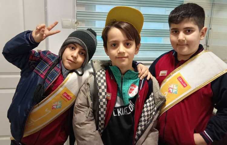 اهدای کارت امتیاز به اعضای گروه زرد