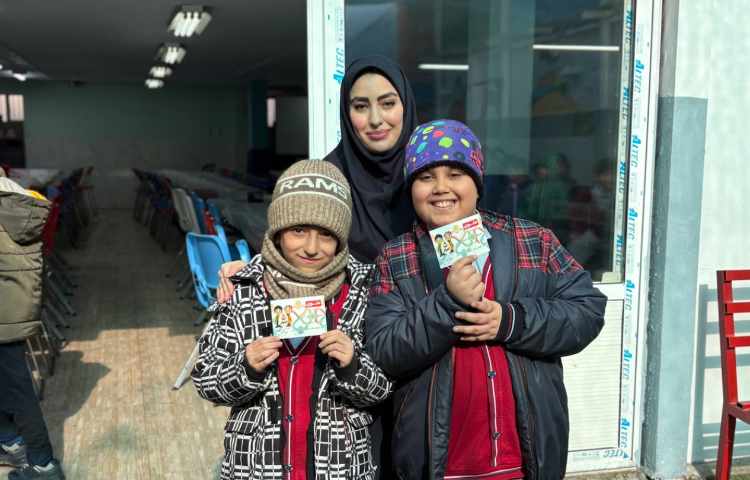 اهدای کارت امتیاز به دانش آموزانی که در مسابقات فرهنگی و هنری شرکت کردند