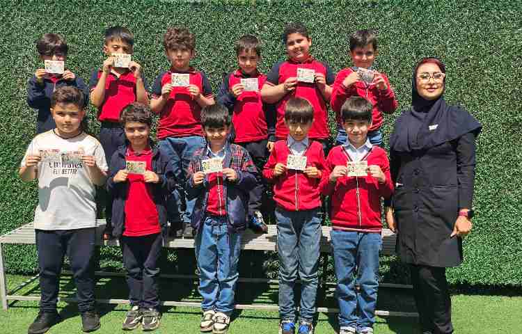 اهدای کارت امتیاز به دانش آموزان جهت شرکت در مسابقه نقاشی و دلنوشته (پویش :سال نو،منِ نو) 1