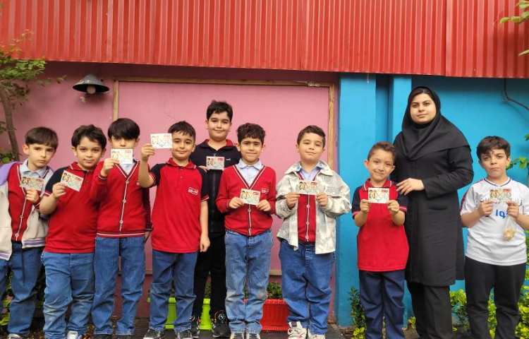 اهدای کارت امتیاز به دانش آموزان جهت شرکت در مسابقه نقاشی و دلنوشته (پویش :سال نو،منِ نو)
