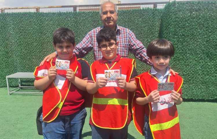 اهدای کارت امتیاز به دانش آموزان 1