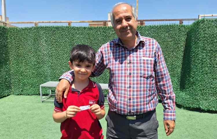 اهدای کارت امتیاز به دانش آموزان 1