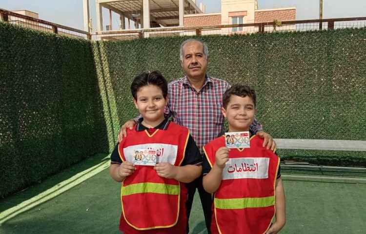 اهدای کارت امتیاز به دانش آموزان 1