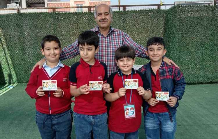 اهدای کارت امتیاز به دانش آموزان 1