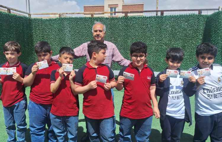 اهدای کارت امتیاز به دانش آموزان 2