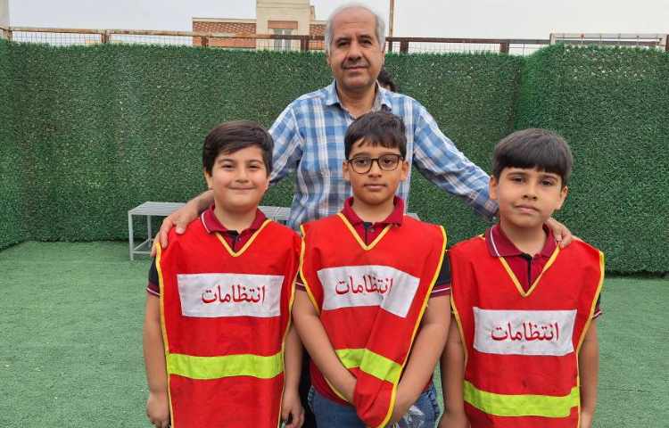 اهدای کارت امتیاز به دانش آموزان 2