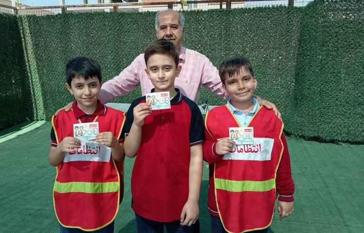 اهدای کارت امتیاز به دانش آموزان 2