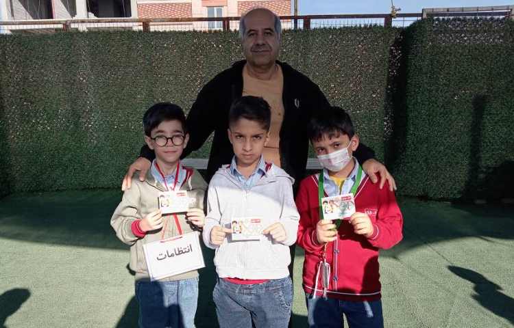 اهدای کارت امتیاز به دانش آموزان 2