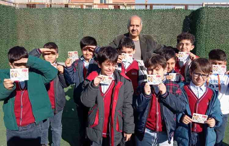 اهدای کارت امتیاز به دانش آموزان 2