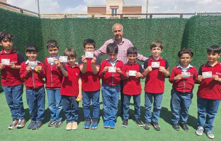 اهدای کارت امتیاز به دانش آموزان 3