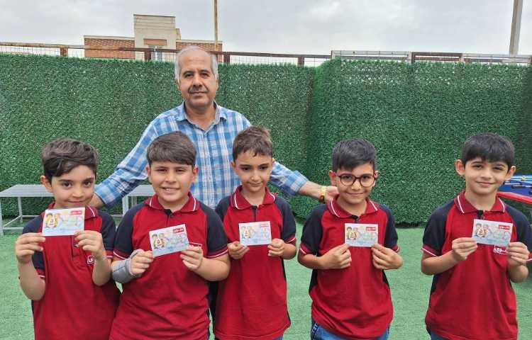 اهدای کارت امتیاز به دانش آموزان 3