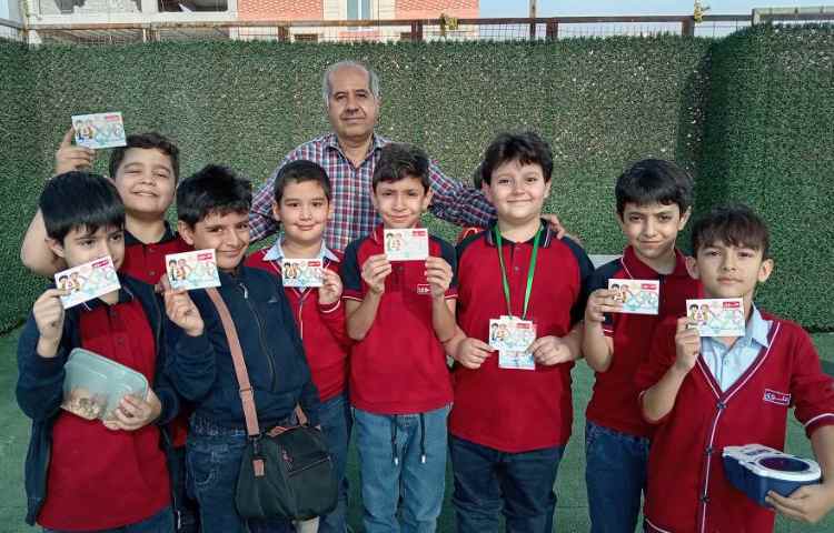 اهدای کارت امتیاز به دانش آموزان 3