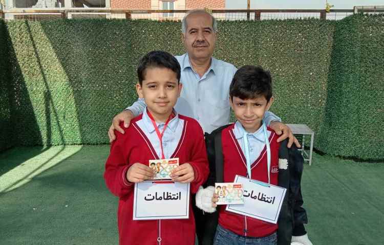 اهدای کارت امتیاز به دانش آموزان 3