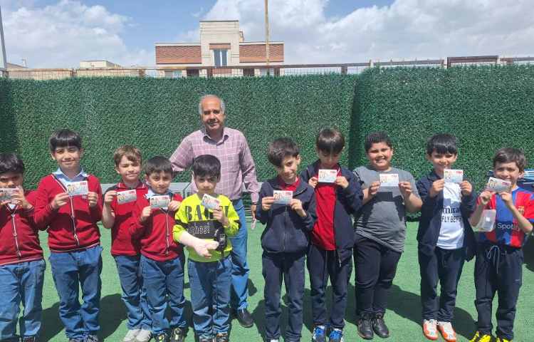 اهدای کارت امتیاز به دانش آموزان 4