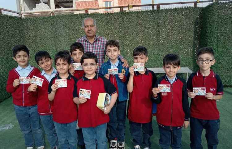 اهدای کارت امتیاز به دانش آموزان 4