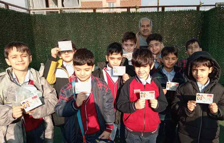 اهدای کارت امتیاز به دانش آموزان 4