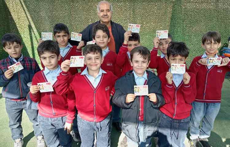 اهدای کارت امتیاز به دانش آموزان 8