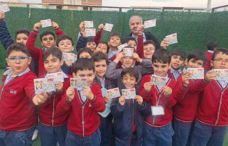 اهدای کارت امتیاز به دانش آموزان