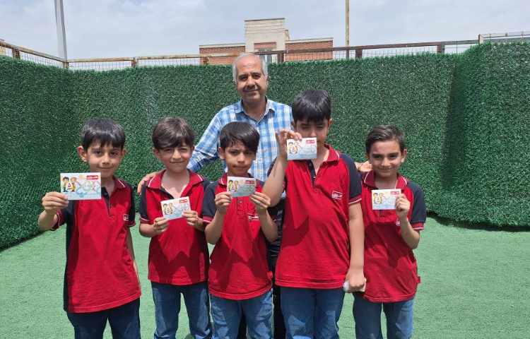 اهدای کارت امتیاز به دانش آموزان