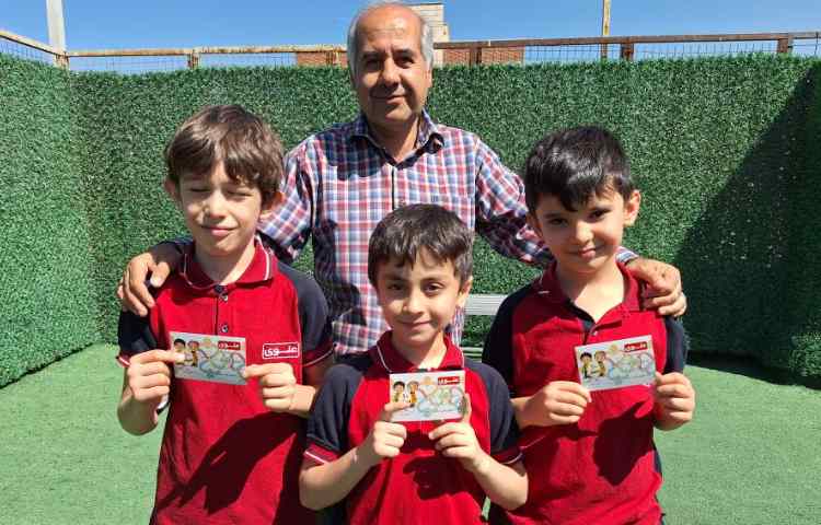 اهدای کارت امتیاز به دانش آموزان