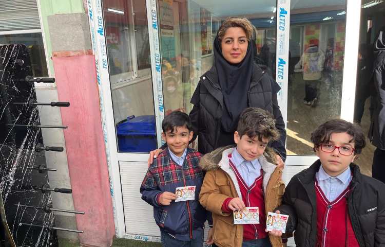 اهدای کارت امتیاز به دانش آموزان