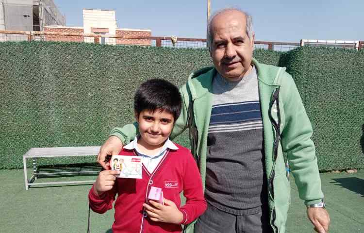 اهدای کارت امتیاز به دانش آموزان