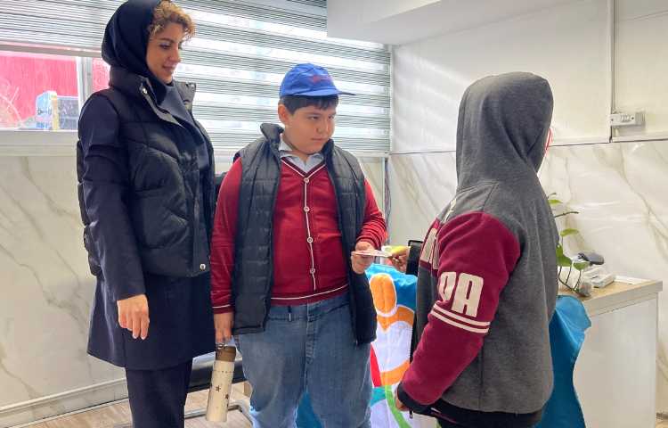 اهدای کارت امتیاز توسط کاپیتان و نایب کاپیتان به اعضای گروه آبی 1