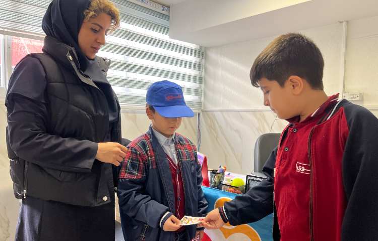 اهدای کارت امتیاز توسط کاپیتان و نایب کاپیتان به اعضای گروه آبی 2