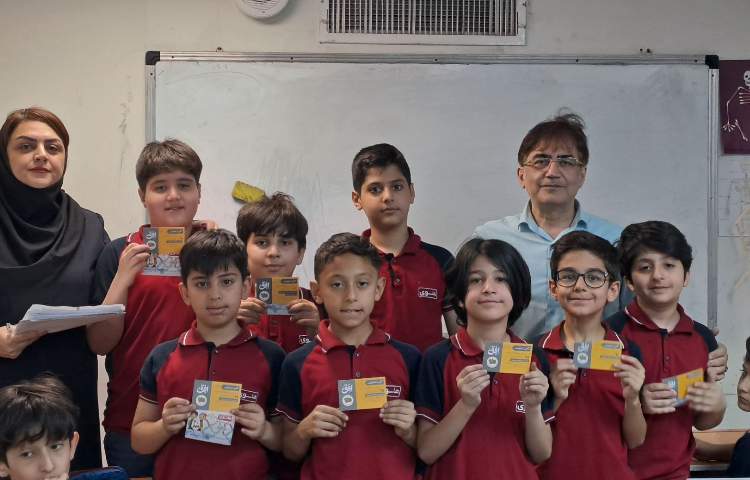 اهدای کارت نمایشگاه 3