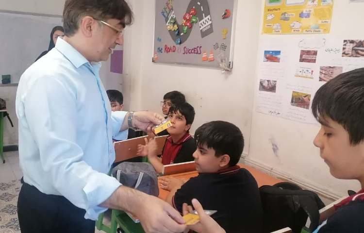 اهدای کارت نمایشگاه 4