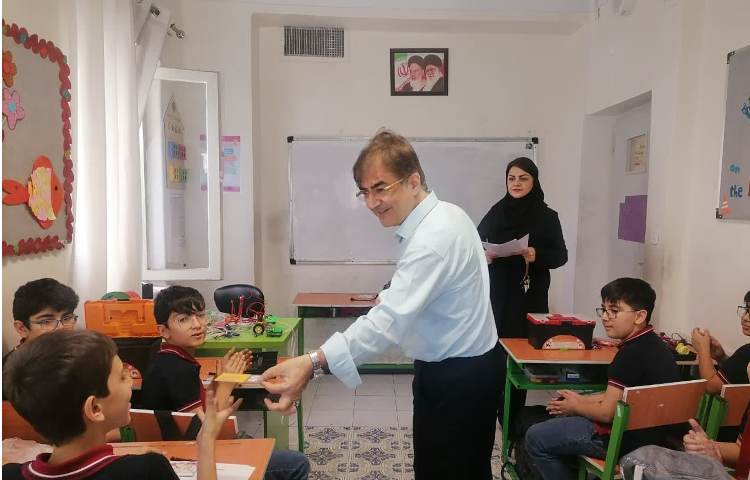 اهدای کارت نمایشگاه 5