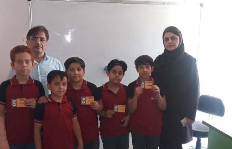 اهدای کارت نمایشگاه 8