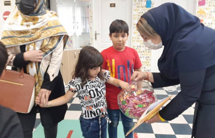 اهدای کارنامه های تحصیلی همراه با جشنواره جوایز جشن یادگیری 23